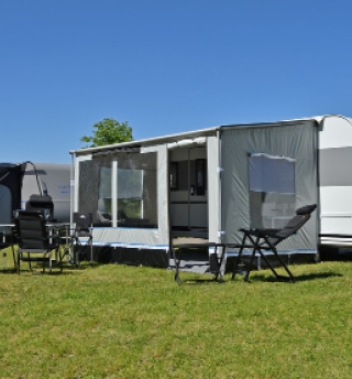 Kampeerplek met caravan en luifel