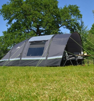 Tunneltent op zonnig grasveld