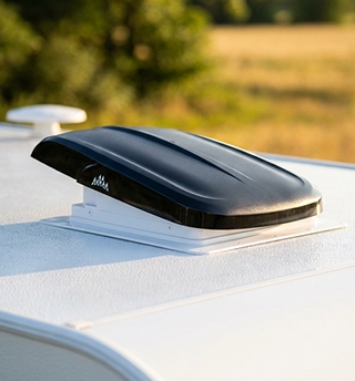 Dakraam op wit caravandak