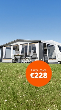 Ruime voortent met zithoek op zonnig kampeerveld