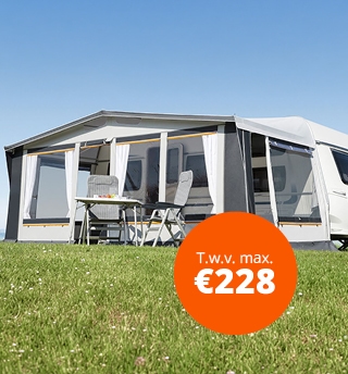 Ruime voortent met zithoek bij caravan op zonnig kampeerveld