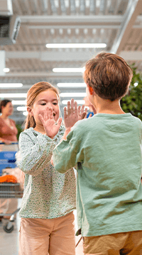 Kinderen spelen samen high five in overdekte ruimte