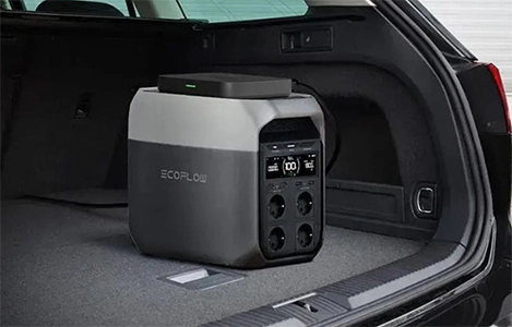 Draagbare EcoFlow powerstation geplaatst in de kofferbak van een auto, klaar voor gebruik tijdens reizen of buitenactiviteiten.