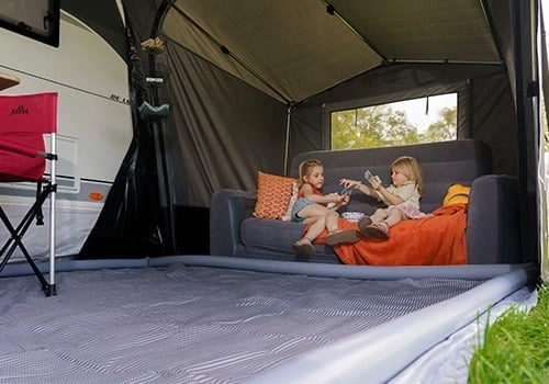 kinderen in uitbouw van tent op een bank spelen een spelletje kinderen in uitbouw van tent op een bank spelen een spelletje