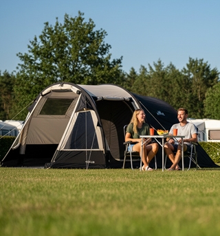 Kamperen met tent en zittend stel