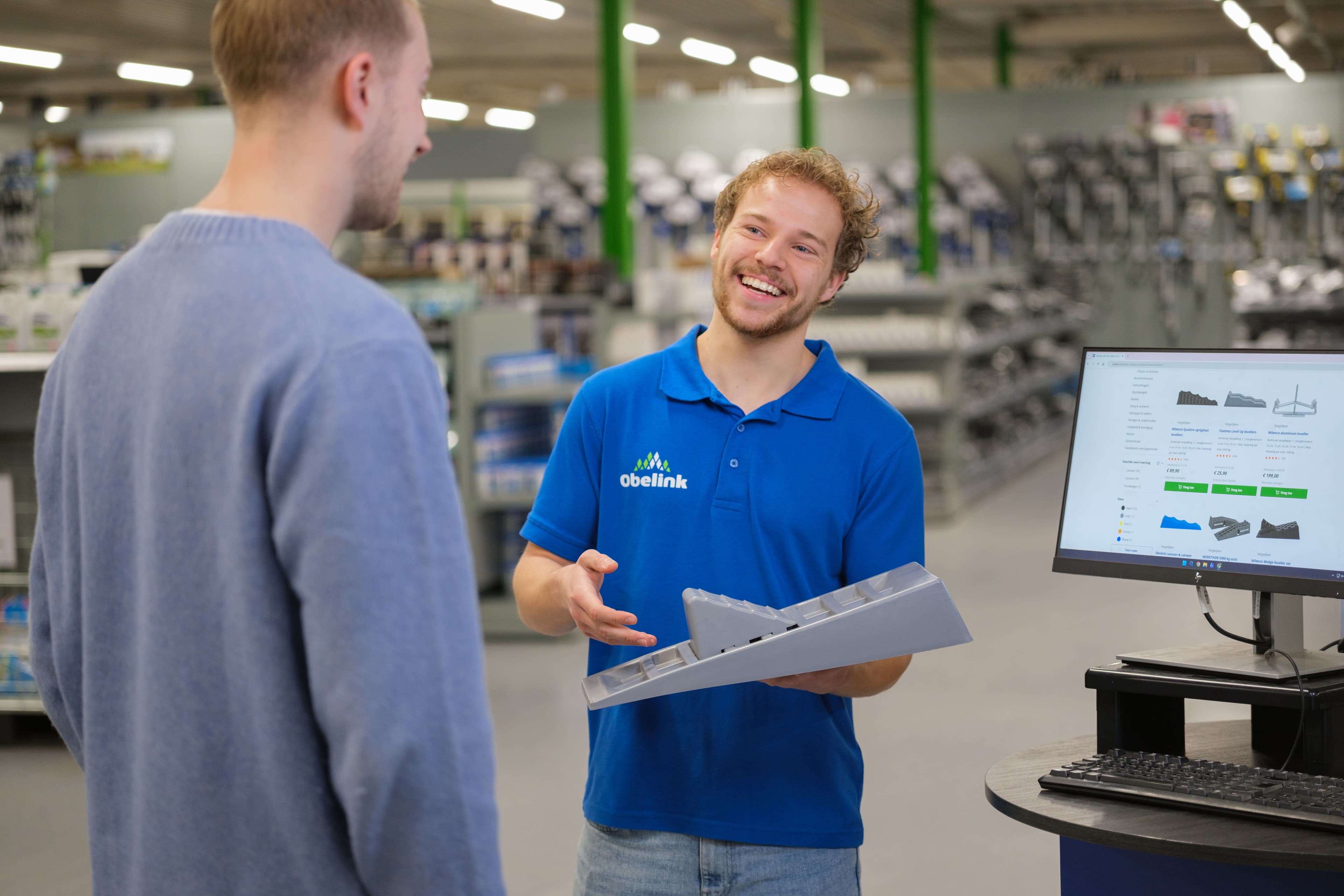 Obelink medewerker helpt klant Obelink medewerker helpt klant