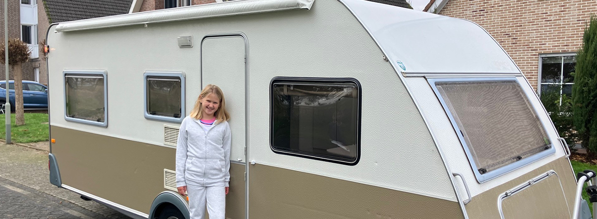 Een kijkje in de caravan van Maud en Sander