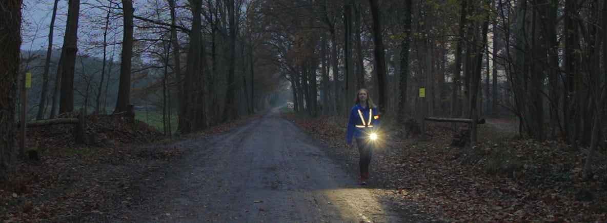 Hoe kan ik veilig wandelen in het donker?