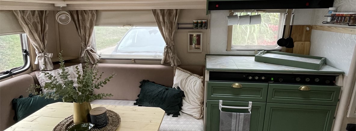 Een kijkje in de caravan van Micha en Sanni