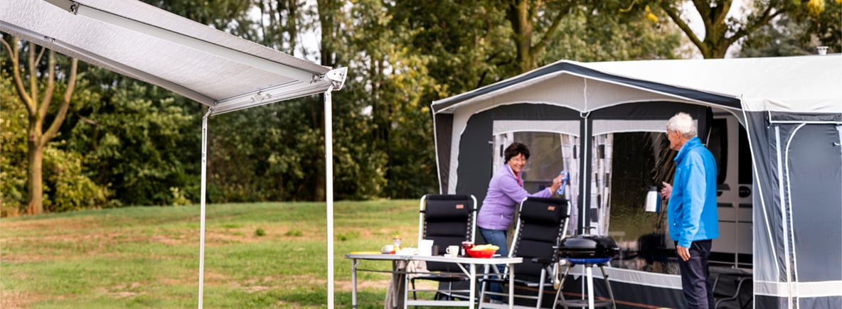 Hoe verminder je vouwen in de ramen van een tent?