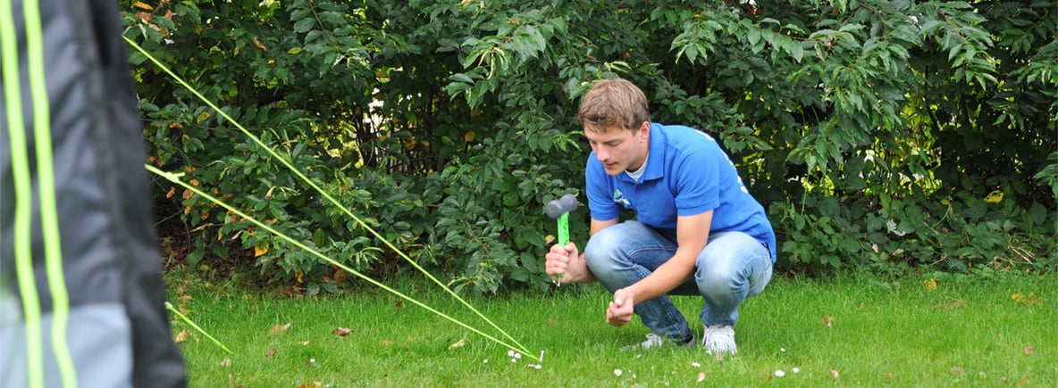 tentharing in de grond slaan