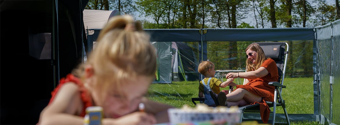 obelink windscherm op een camping met mensen