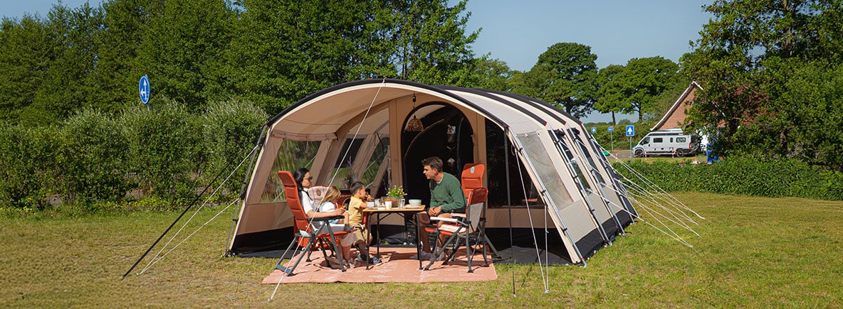 polykatoenen tent op de camping met familie