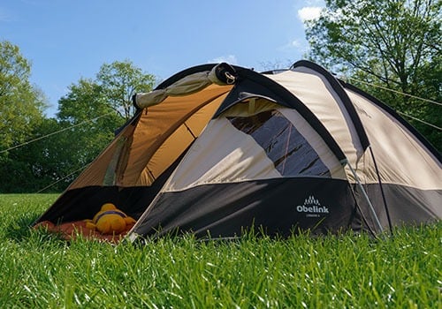 polykatoenen tent op campingveld