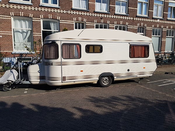 Een kijkje in de caravan Jolijn en Mischa