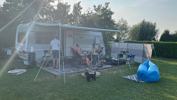 Een kijkje in de caravan van Olaf en Pascalle