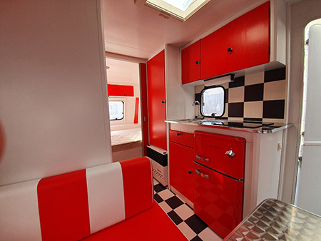 Een kijkje in de caravan van Thomas en Ioannis
