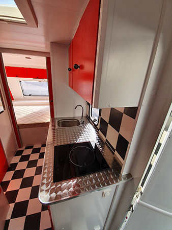 Een kijkje in de caravan van Thomas en Ioannis