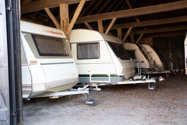 Hoe vind ik de juiste camper of caravanstalling