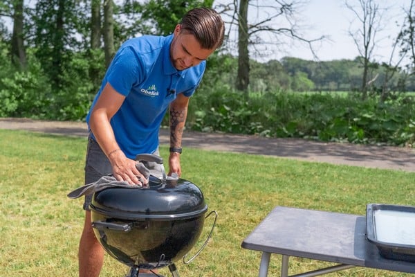 houtskoolbarbecue schoonmaken