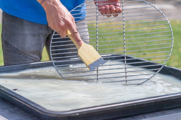 houtskoolbarbecue schoonmaken