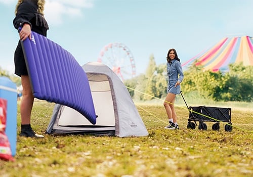 bolderkar en spullen festivalcamping