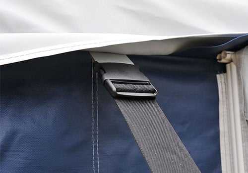 gesp stormband aan tent