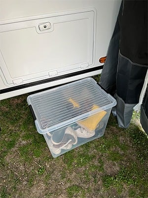 plastic opbergbak met schoenen