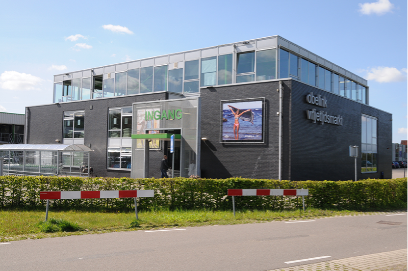 Obelink Kampeerwinkel. Megastore 72.500m²